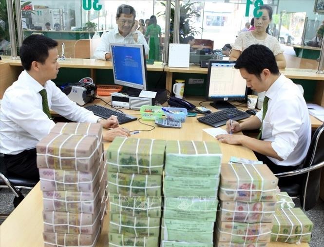 Chuẩn bị tiền mặt cho khách hàng vay vốn tại Vietcombank chi nhánh Hà Nội. Ảnh minh họa: Trần Việt/TTXVN.