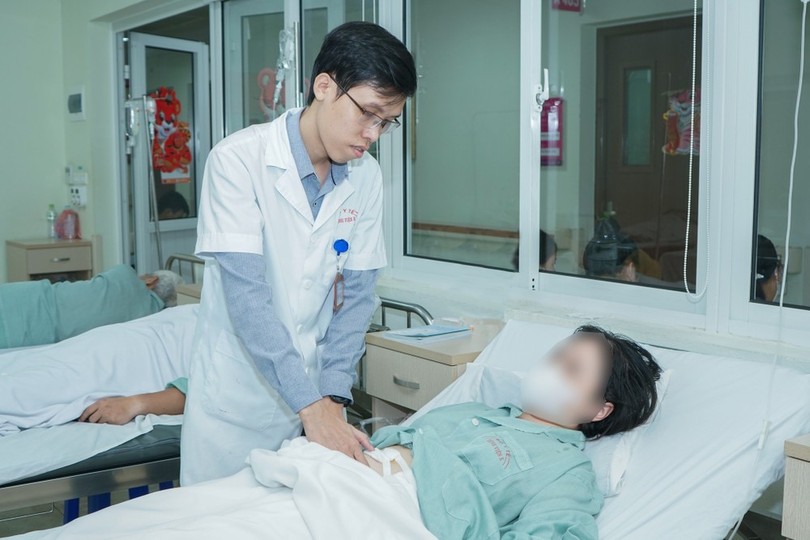 Bác sĩ thăm khám cho bệnh nhân sau phẫu thuật. (Ảnh: PV/Vietnam+).