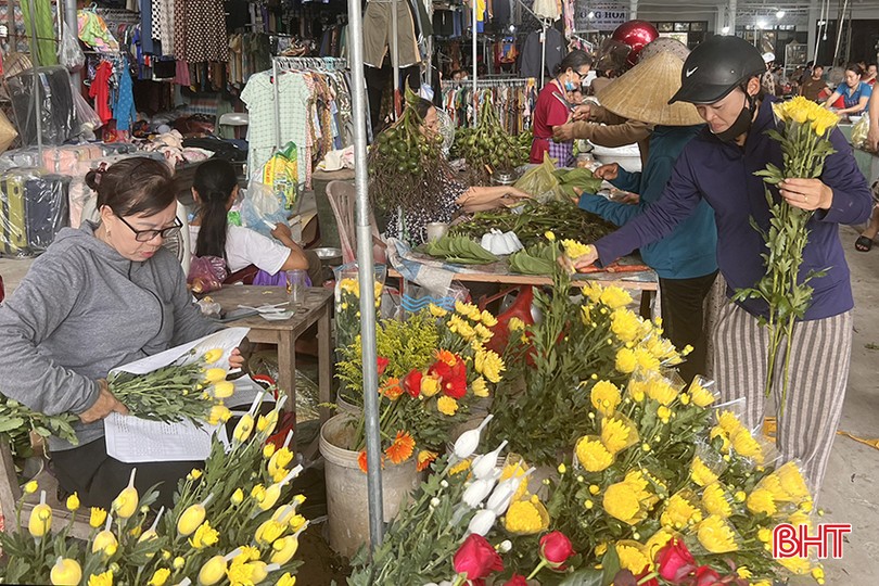Hoa tươi là lễ vật không thể thiếu trong các lễ cúng. Loại hoa được chọn mua nhiều nhất dịp này hoa cúc với giá 7.000 đồng/bông, hoa sen 6.000 đồng/bông.