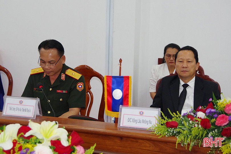 Đồng chí Xông Lâu Nhông Nu - Phó Bí thư Thành ủy, Trưởng ban Công tác đặc biệt Thủ đô Viêng Chăn đồng chủ trì hội đàm
