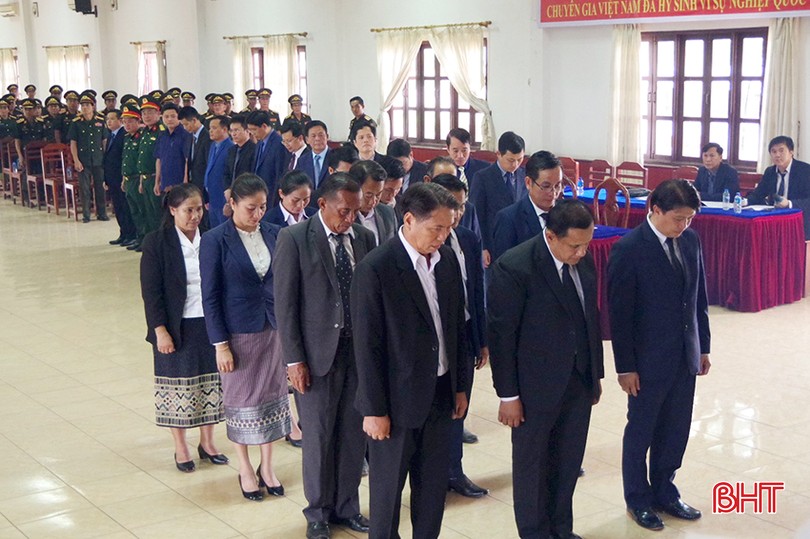 Đồng chí Xông Lâu Nhông Nu - Phó Bí thư Thành ủy Viêng Chăn cùng các thành viên đoàn tiến hành dâng hương tưởng niệm các liệt sĩ.