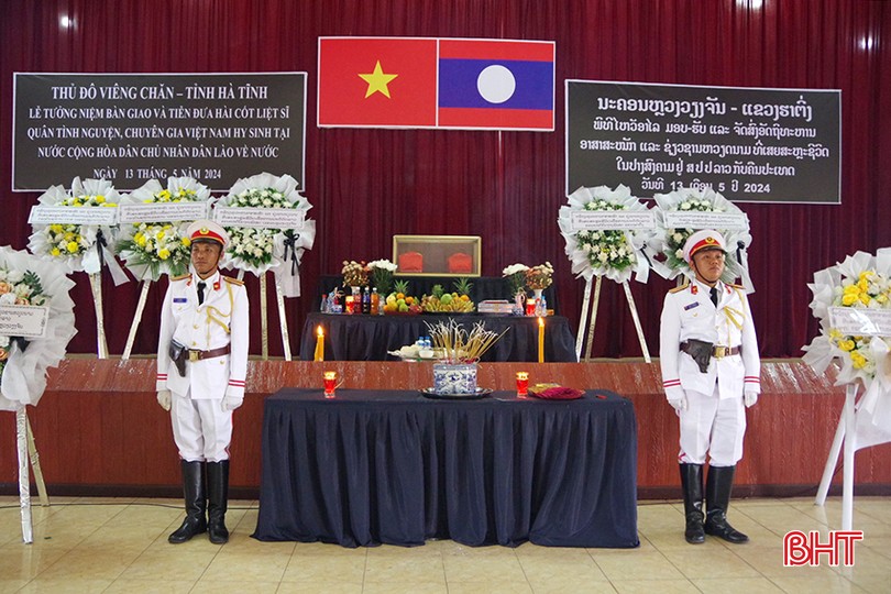 Buổi lễ được tổ chức trang trọng tại hội trường Bộ CHQS Thủ đô Viêng Chăn.