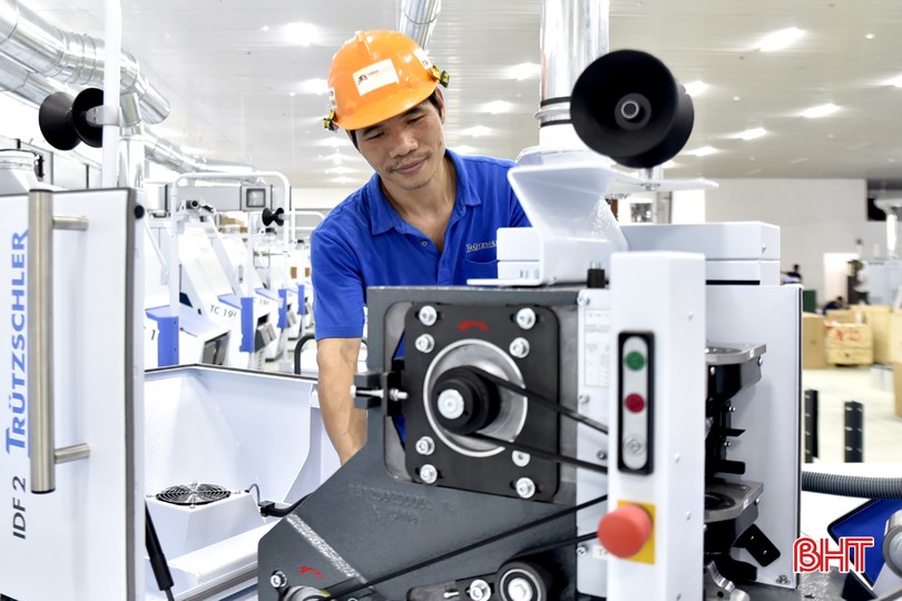 Kỹ sư Công ty TNHH Truetzschiler Việt Nam lắp đặt thiết bị, máy móc Nhà máy Sợi Nghệ Tĩnh (TX Hồng Lĩnh, Hà Tĩnh), dự kiến đi vào hoạt động trong quý II/2024