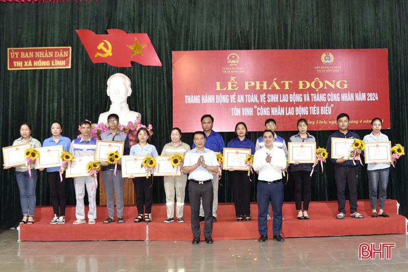 Lãnh đạo TX Hồng Lĩnh trao giấy khen của UBND thị xã Hồng Lĩnh cho 25 công nhân, lao động tiêu biểu.
