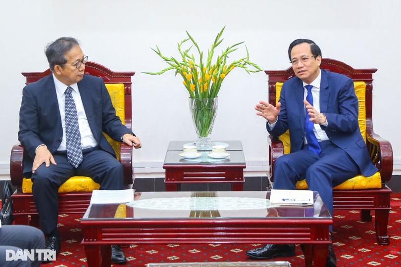 Bộ trưởng Đào Ngọc Dung trò chuyện với Đại sứ Yamada Takio