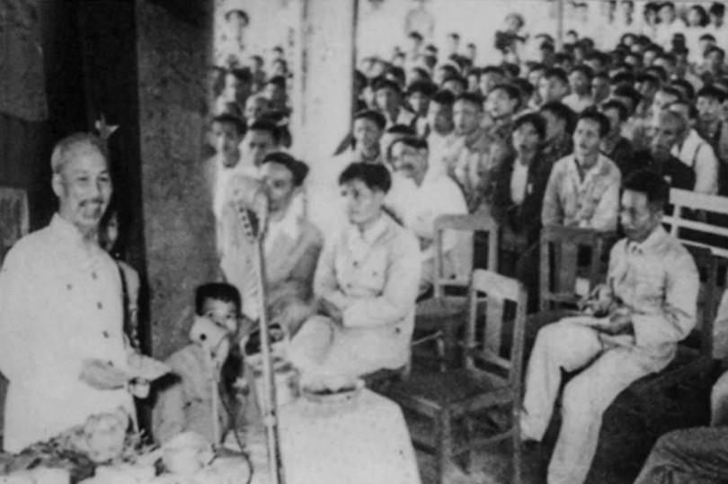 Bác Hồ nói chuyện tại hội nghị cán bộ nhân dịp Người về thăm Hà Tĩnh ngày 15/6/1957. Ảnh tư liệu.